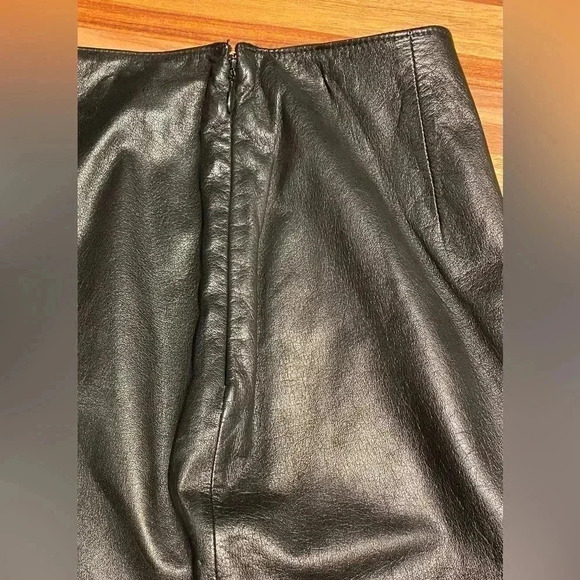 Ann Taylor Black Leather Knee Length Skirt, size 8P - Picture 3 of 9